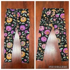 ⭐️ 3/$30 LuLaRoe Black Floral Leggings TC